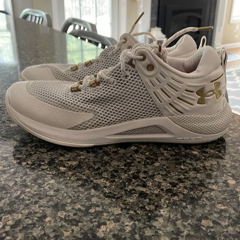 Under Armour Women's HOVR Block City Volleyball Shoe 10.5